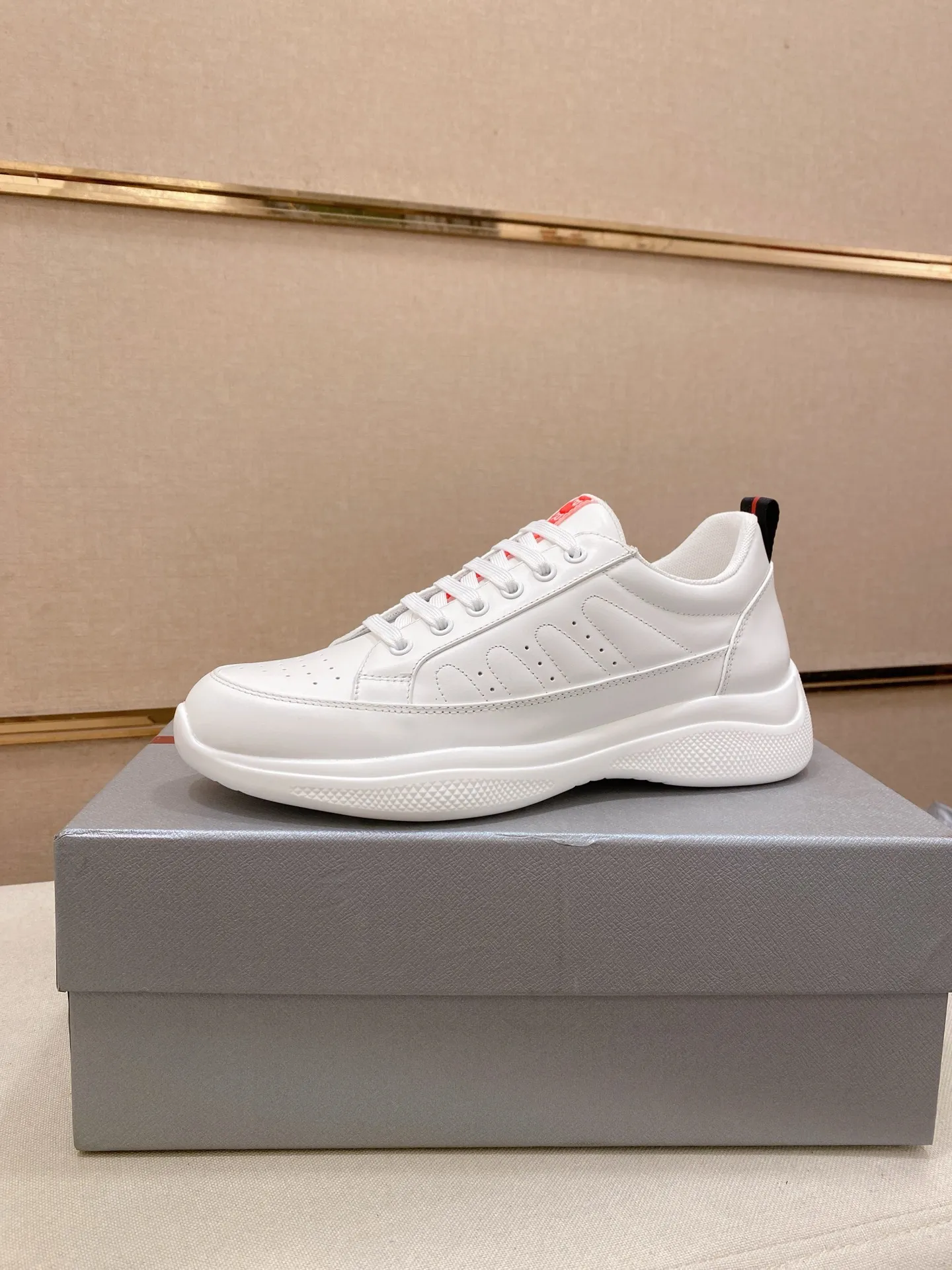 Men's Men's Shoes 560💰 ✔️✔️✔️High version High-quality new PRADA (Prada) counters are launched simultaneously. The new men's shoes and 😘fabrics are selected from first-layer cowhide and are made by pure handicrafts. Lining: Full cowhide lining. 👍🏿 High-end ☄️ air-cushion molded anti-slip rubber outsole, exquisite lines, simple and elegant, comfortable and high-end for leisure travel. Code number: 38 to 45